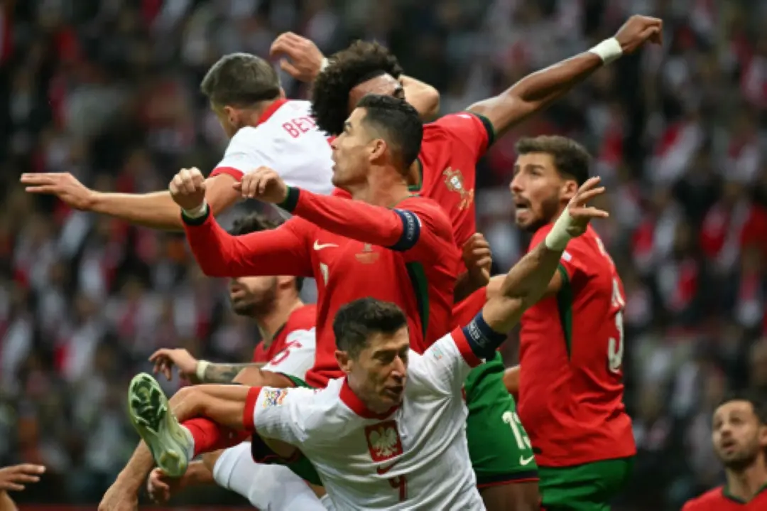Players including Portugal's forward #07 Cristiano Ronaldo (C) and Poland's forward #09 Robert Lewandowski vie for the ball during the UEFA Nations League, League A Group A1 football match Poland vs Portugal at the National Stadium in Warsaw, Poland. | Photo: AFP