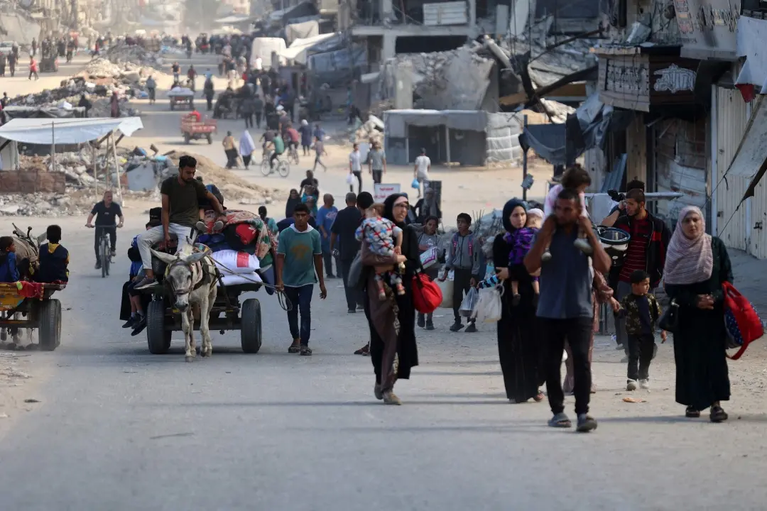 Palestinians carry their belongings as they flee areas north of Gaza City in the northern Gaza Strip | Photo: AFP