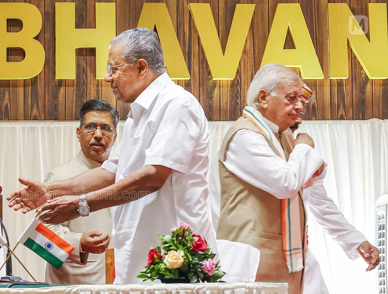 രാജ്ഭവനിൽ നടന്ന സത്യപ്രതിജ്ഞാ ചടങ്ങിൽ മുഖ്യമന്ത്രി പിണറായി വിജയൻ പുതിയ മന്ത്രിമാരെ അഭിവാദ്യം ചെയുമ്പോൾ ഗൗരവത്തോടെ ഗവർണർ ആരിഫ് മുഹമ്മദ് ഖാൻ | Photo: ഉണ്ണിക്കൃഷ്ണൻ