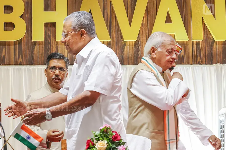 പരസ്പരം മിണ്ടാതെ കണ്ടഭാവം നടിക്കാതെ മുഖ്യമന്ത്രിയും ഗവര്ണറും; മഞ്ഞുരുകാതെ സത്യപ്രതിജ്ഞാ ചടങ്ങ്