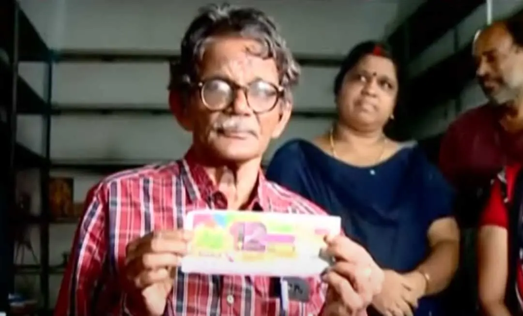 ടിക്കറ്റുമായി വിശ്വംഭരൻ | Photo: Screengrab/ Mathrubhumi News