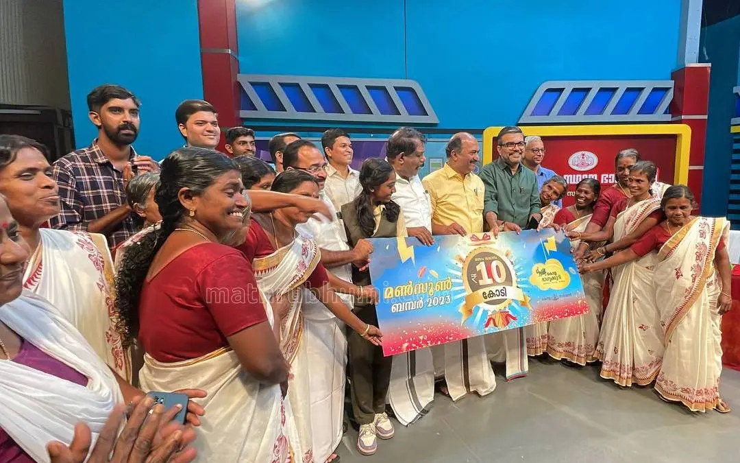 ഹരിത കര്മ്മ സേനാംഗങ്ങള് സമ്മാനം കൈപ്പറ്റുന്നു | Photo: mathrubhumi.com