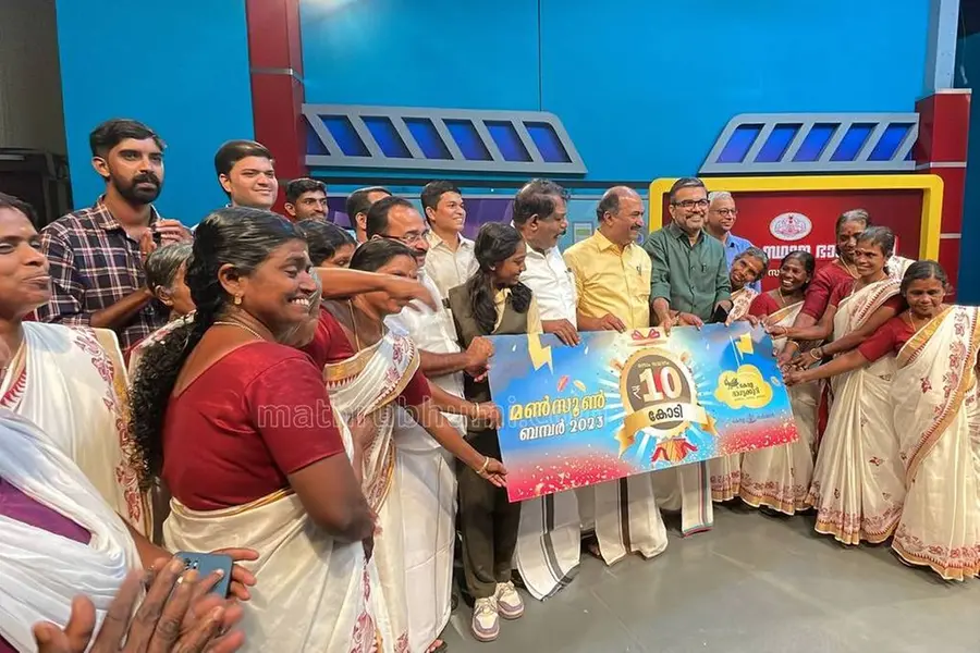 സര്‍ക്കാര്‍ അതിഥികളായി തലസ്ഥാനത്ത്; ഹരിതകർമ സേനാംഗങ്ങള്‍ക്ക് മണ്‍സൂണ്‍ ബംപർ സമ്മാനത്തുക കൈമാറി