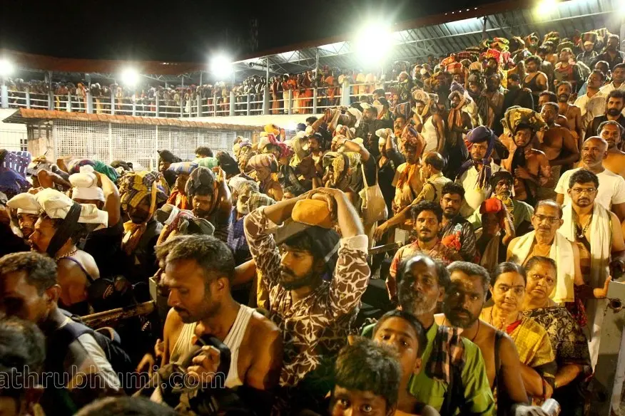ശബരിമലയില് സ്പോട്ട് ബുക്കിങ് തുടരും; നിലപാടില് അയഞ്ഞ് സര്ക്കാര്