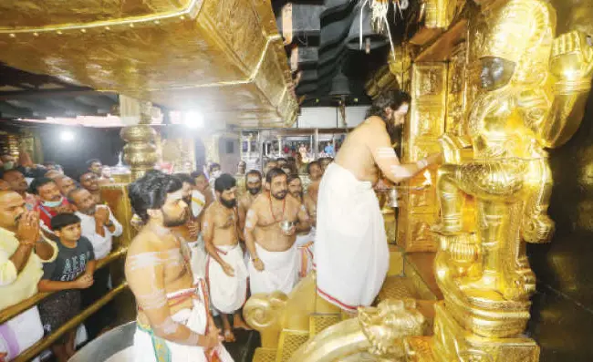 Head priest N Parameswaran Namboothiri opening the temple door under the guidance of Tantri Kandararu Mahesh Mohanaru | Photo: Mathrubhumi