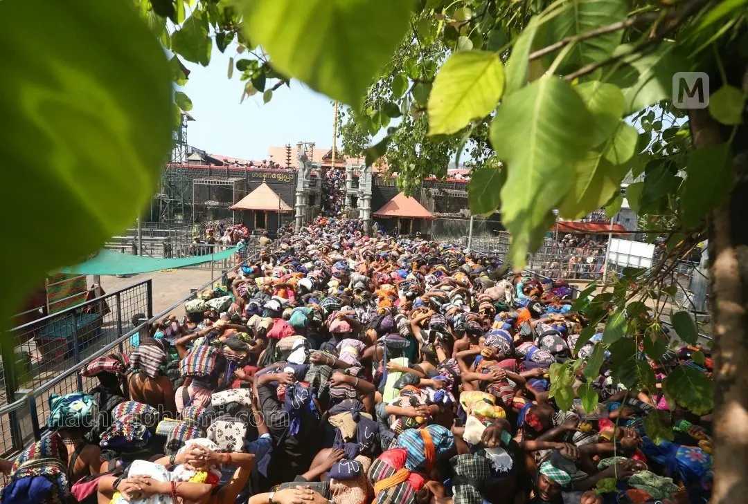 പതിനെട്ടാംപടിക്ക് താഴെ ദർശനത്തിനായി കാത്തുനിൽക്കുന്ന അയ്യപ്പഭക്തരുടെ തിരക്ക് | ഫോട്ടോ: ഇ.എസ്. അഖിൽ / മാതൃഭൂമി