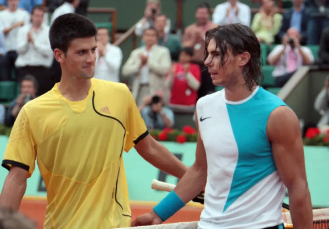 (FILES) Spanish player Rafael Nadal (R) is congratulated by Serbian player Novak Djokovic after their French Tennis Open semi final match at Roland Garros, 08 June 2007 in Paris. | Photo: AFP