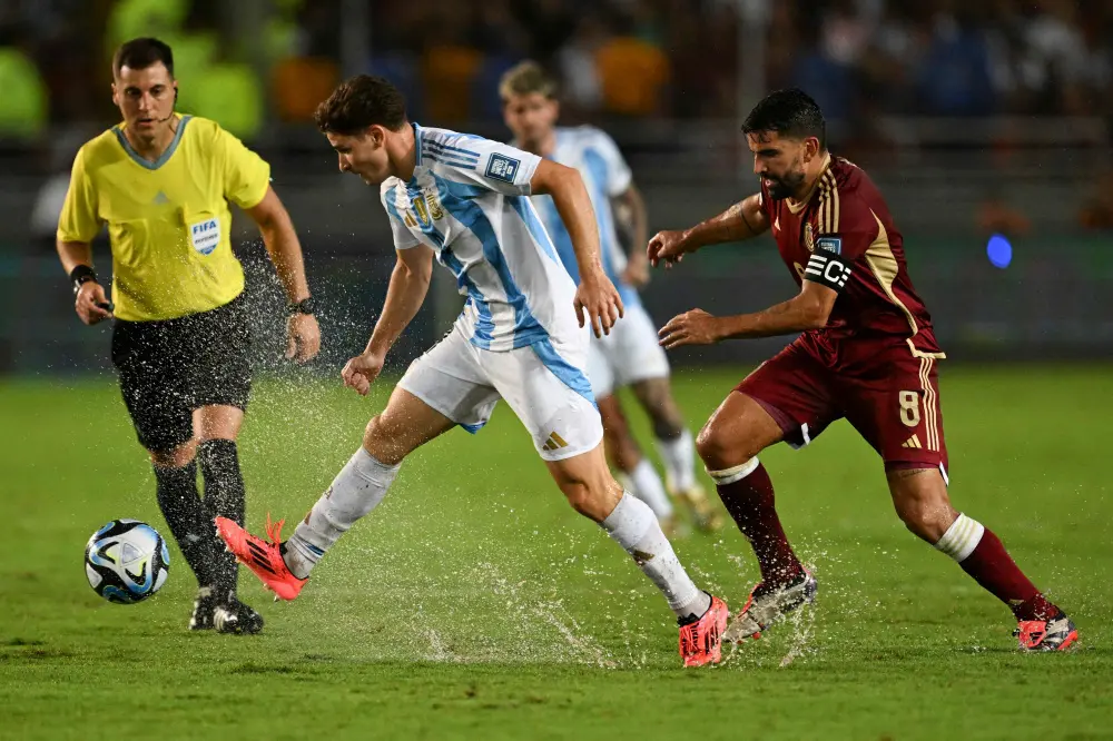 Argentina's forward Julian Alvarez (L) and Venezuela's midfielder Tomas Rincon fight for the ball during the | AFP