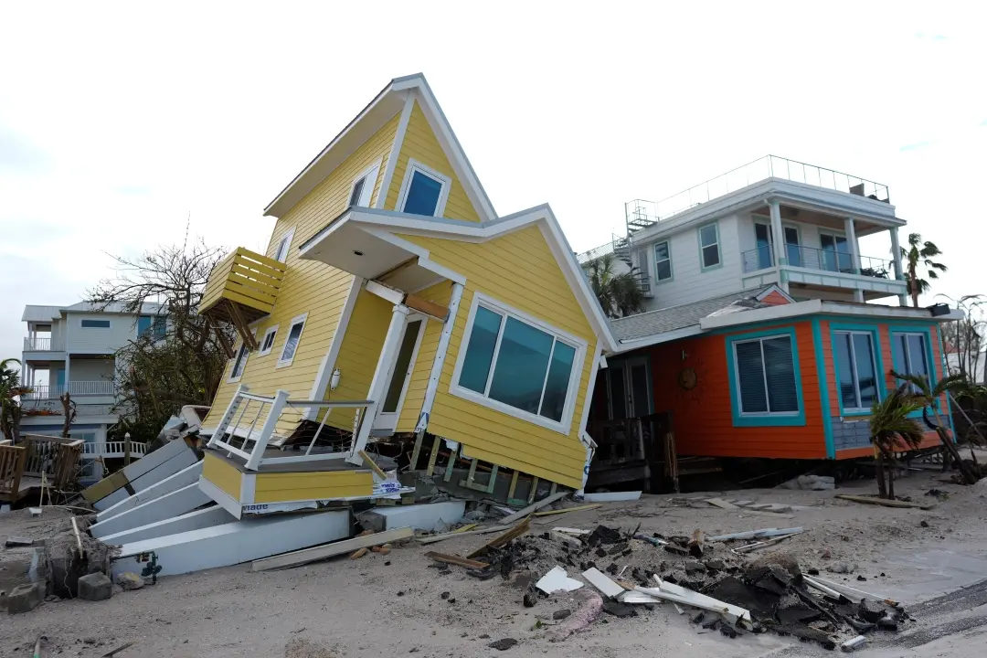 A house lies toppled off its stilts after the passage of Hurricane Milton | Photo: AP