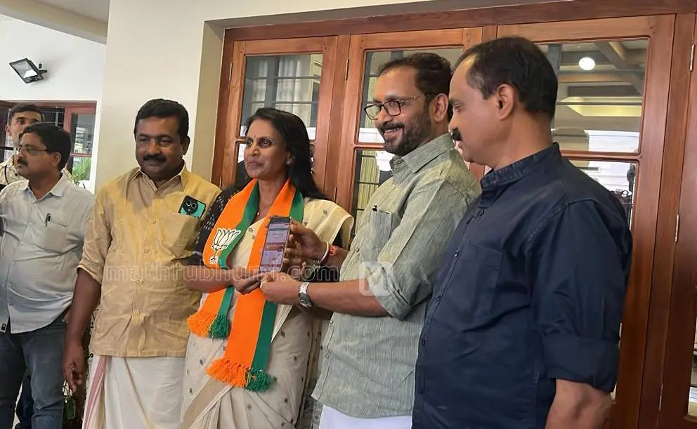 ആര്.ശ്രീലേഖ ബിജെപി അംഗത്വം സ്വീകരിച്ചപ്പോള് |ഫോട്ടോ:മാതൃഭൂമി