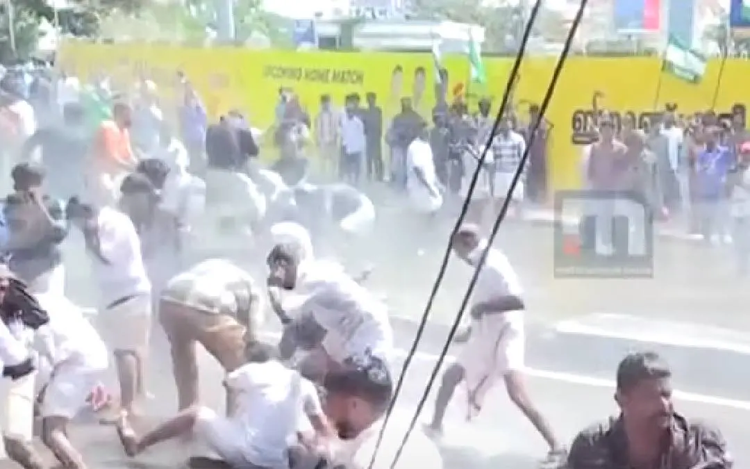 Protesters braving water canons during Assembly march | photo:screengrab/mathrubhumi news