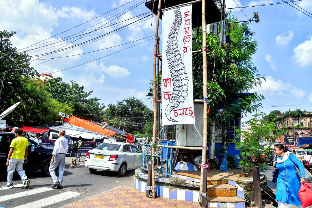 Junior doctors hang a poster of the spinal cord during their hunger strike demanding justice for junior doctor's rape-murder | Photo: ANI