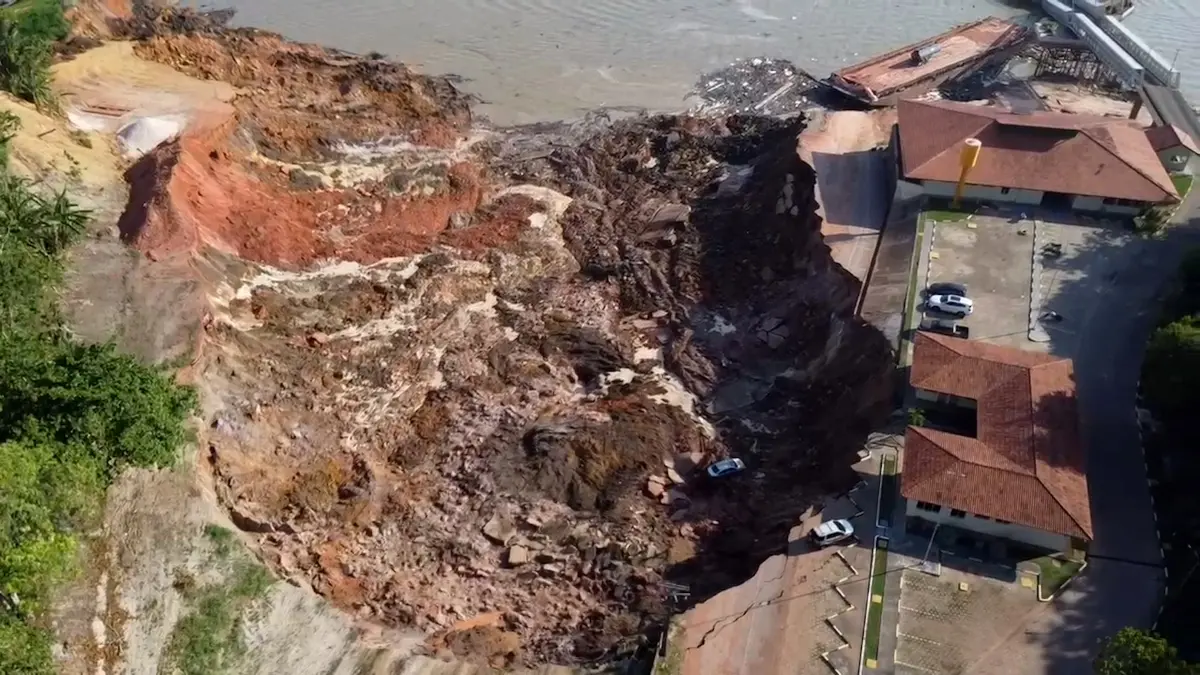 This handout aerial picture released by the Communications Department of Manacapuru City Hall shows the Terra Preta Port after suffering a landslide on the banks of the Solimões River in Manacapuru | Photo: AFP