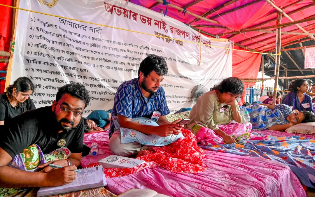 Junior doctors sit on fast to protest Kolkata doctor rape-murder | Photo: PTI