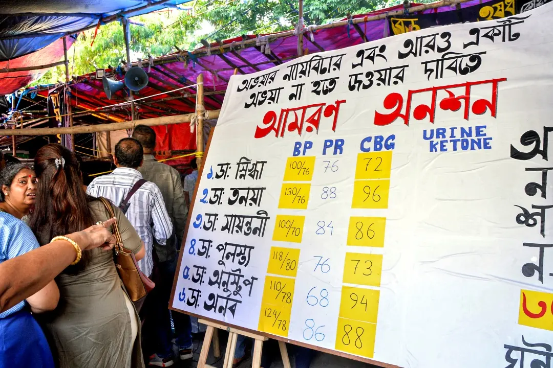 Junior Doctors put up a poster during their hunger strike | Photo: ANI
