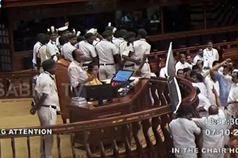 സഭയിൽ കയ്യാങ്കളി; പ്രതിപക്ഷം സ്പീക്കറുടെ ഡയസിന് മുന്നിലെത്തി പ്രതിഷേധിച്ചു, സഭ ഇന്നത്തേക്ക് പിരിഞ്ഞു