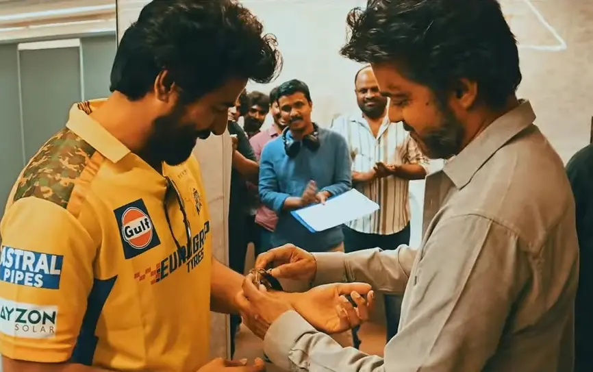 Vijay gifting watch to Sivakarthikeyan