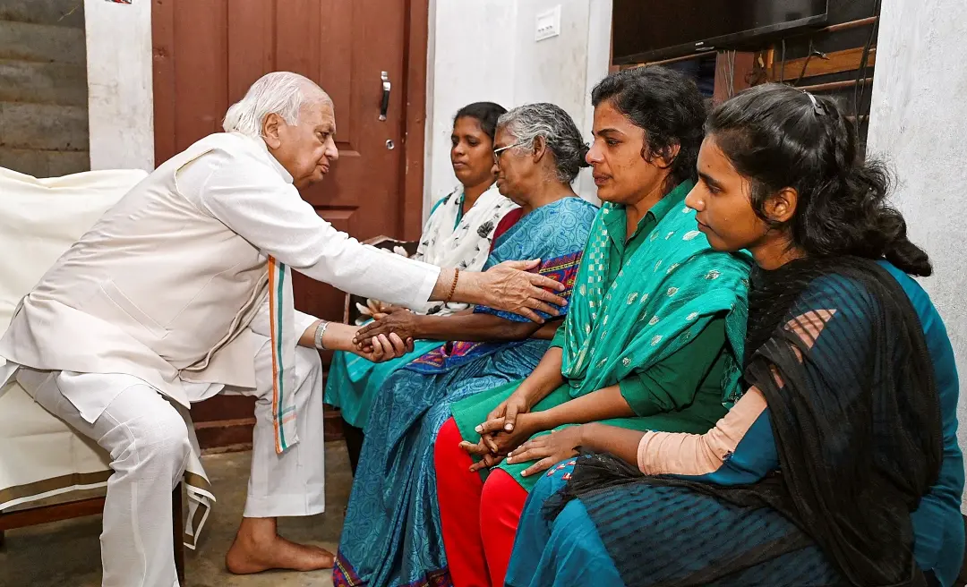 Kerala Governor Arif Mohammed Khan consoles the family members of Joy | Photo: PTI