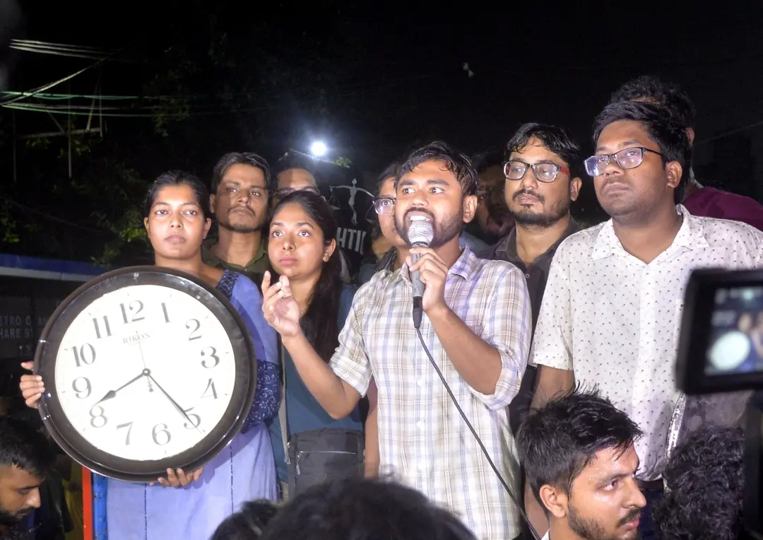 Agitating junior doctors demanding justice for the RG Kar medic show a watch while announcing to launch a hunger strike till death if their demands were not met by the West Bengal government | Photo: PTI