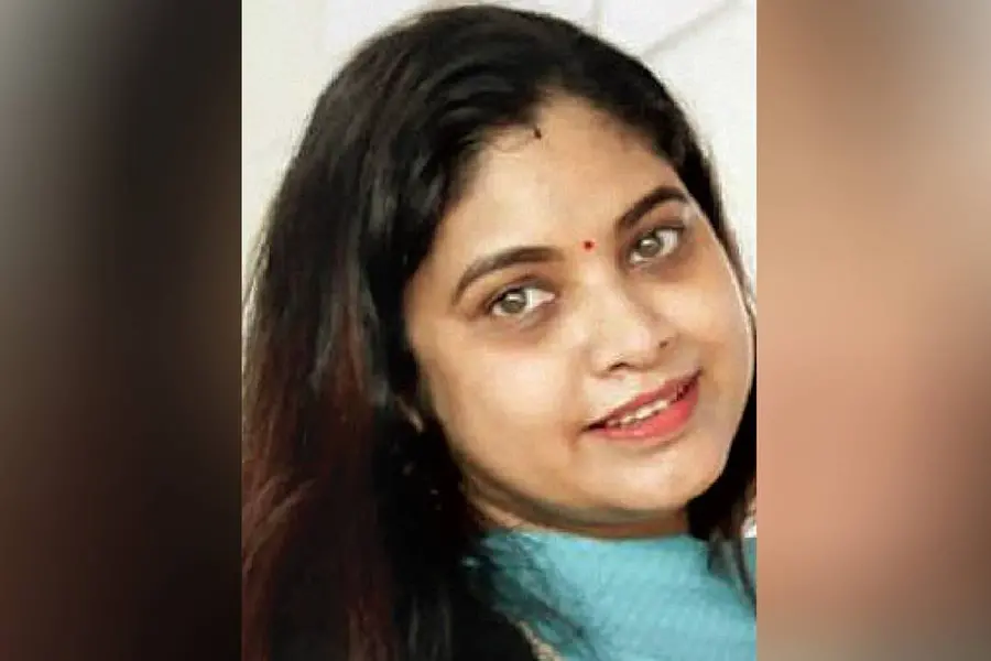 Woman posing as Kerala HC advocate extorts money from man promising job