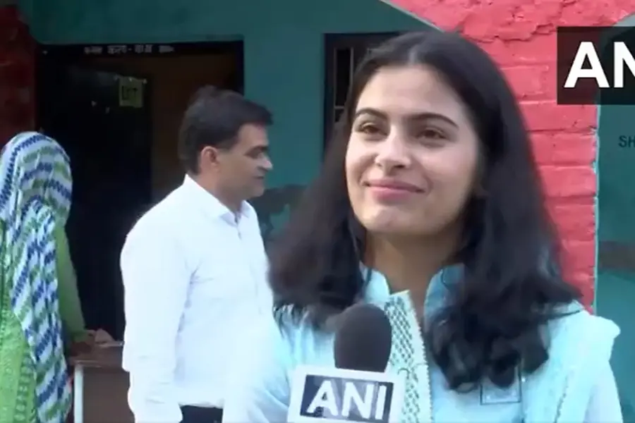 Olympic medalist Manu Bhaker casts her maiden vote | WATCH