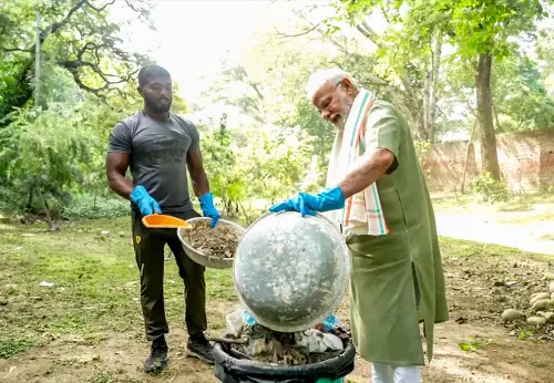 Prime Minister Narendra Modi and Ankit Baiyanpuria, a fitness influencer, take part in the 'Shramdaan for cleanliness' programme as part of the 'Swachhata Hi Seva' campaign, in New Delhi on Sunday. (ANI Photo)
