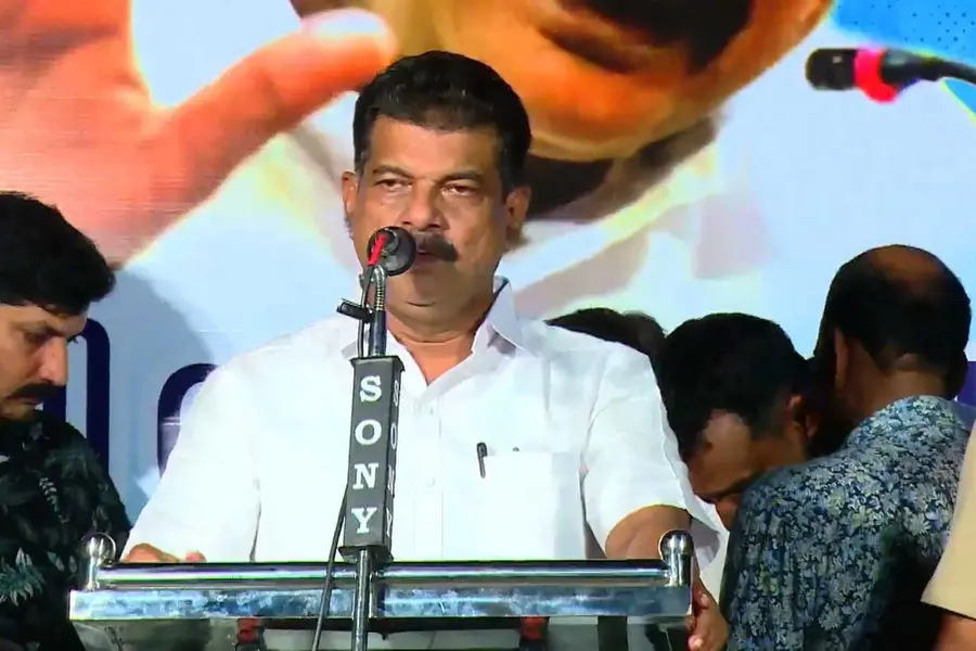 'എന്നെ വര്ഗീയവാദിയാക്കാന് ശ്രമം'; നിലമ്പൂരിലെ വേദിയില് PV അന്വര്, യോഗത്തിന് വന്ജനാവലി