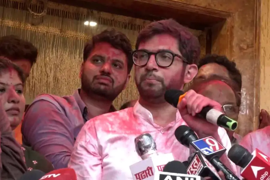 Aditya Thackeray celebrates after Yuva Sena sweeps Mumbai University senate elections | WATCH
