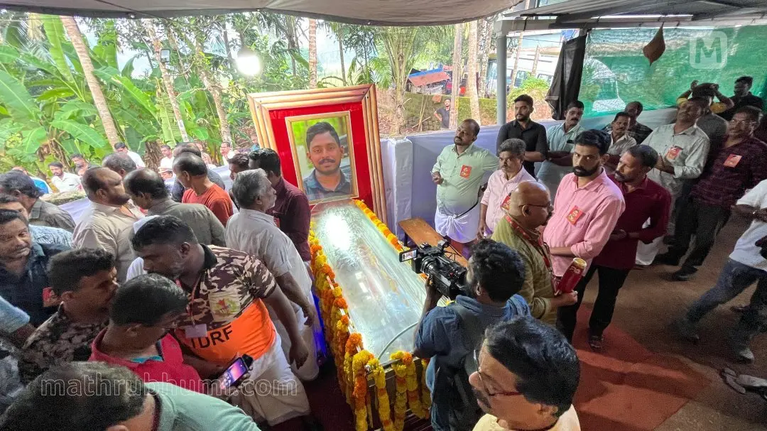 People are seen waiting for the ambulance to reach Arjun's house at Kannadikkal | Photo: Shaheer C H