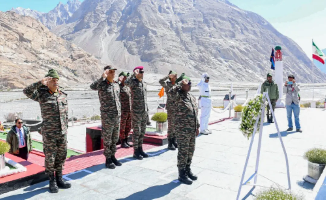 President Droupadi Murmu pays tribute to the fallen braveheart at the Siachen War Memorial, in Leh on Thursday. | Photo: ANI