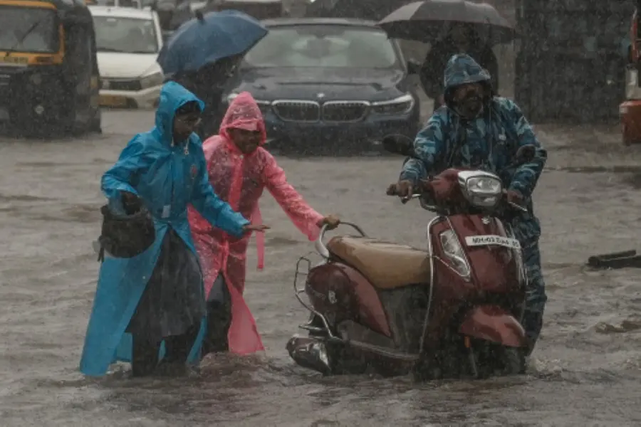 Heavy rains lash Mumbai; local train services hit, road traffic crawls