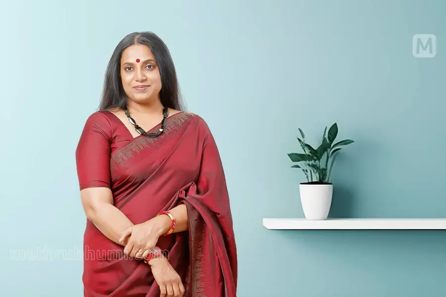 ഒരു വനിതാ മന്ത്രിക്ക് മുൻനിരയിൽ നിൽക്കാൻ അർഹതയില്ലേ?; പ്രസ്താവനയിൽ ഉറച്ച് ജോളി ചിറയത്ത്