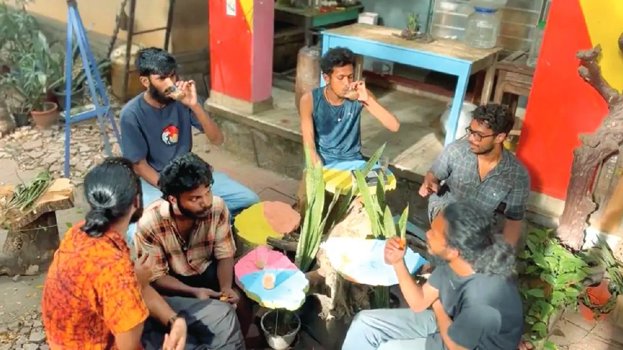 പാളയം പബ്ലിക്ക് ലൈബ്രറി വളപ്പിലെ കാന്റീന്‍ പ്രവര്‍ത്തിച്ചിരുന്നപ്പോള്‍ (ഫയല്‍ ചിത്രം)|photo:mathrubhumi