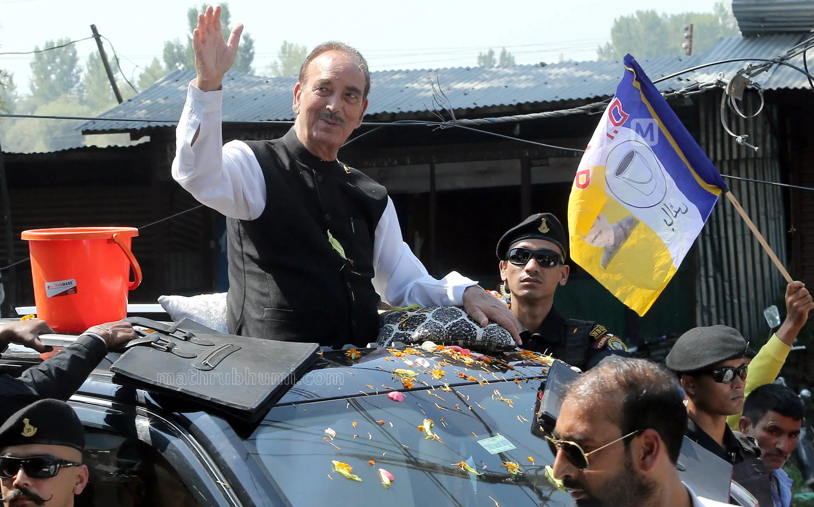 Ghulam Nabi Azad waves to supporters while campaigning in Jammu and Kashmir | Mathrubhumi