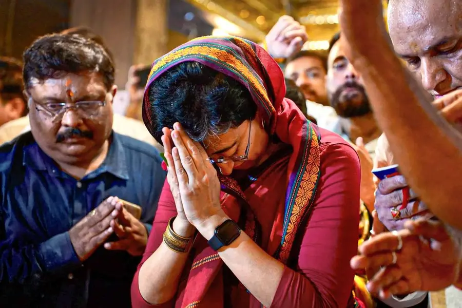 ഹനുമാൻ ചാലിസ ചൊല്ലി, തീർഥം അർപ്പിച്ച് അതിഷി; മുഖ്യമന്ത്രിയായതിന് പിന്നാലെ ഹനുമാൻ ക്ഷേത്ര ദർശനം
