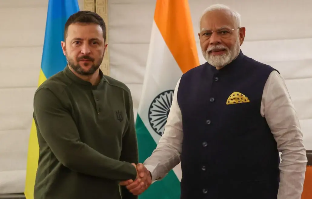 Modi with Volodymyr Zelenskyy (L)