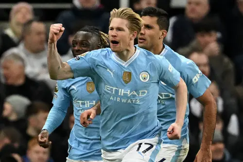 Manchester City's Belgian midfielder #17 Kevin De Bruyne celebrates after scoring their second goal during the English Premier League football match between Newcastle United and Manchester City at St James' Park. Photo: AFP