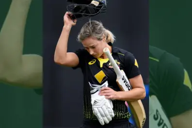 Ellyse Perry's bizarre run-out: Star all-rounder left clueless | WATCH