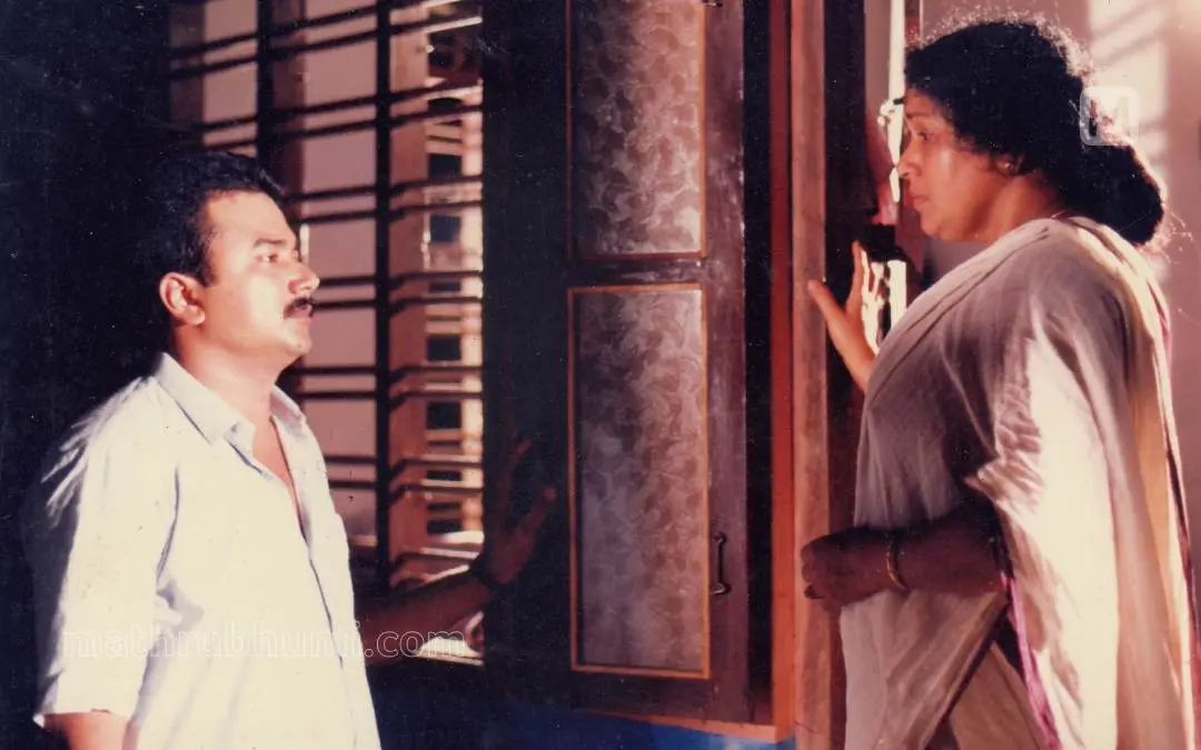 A visual from movie Nanma Niranjavan Sreenivasan in which Jayaram and Kaviyoor Ponnamma can bee seen