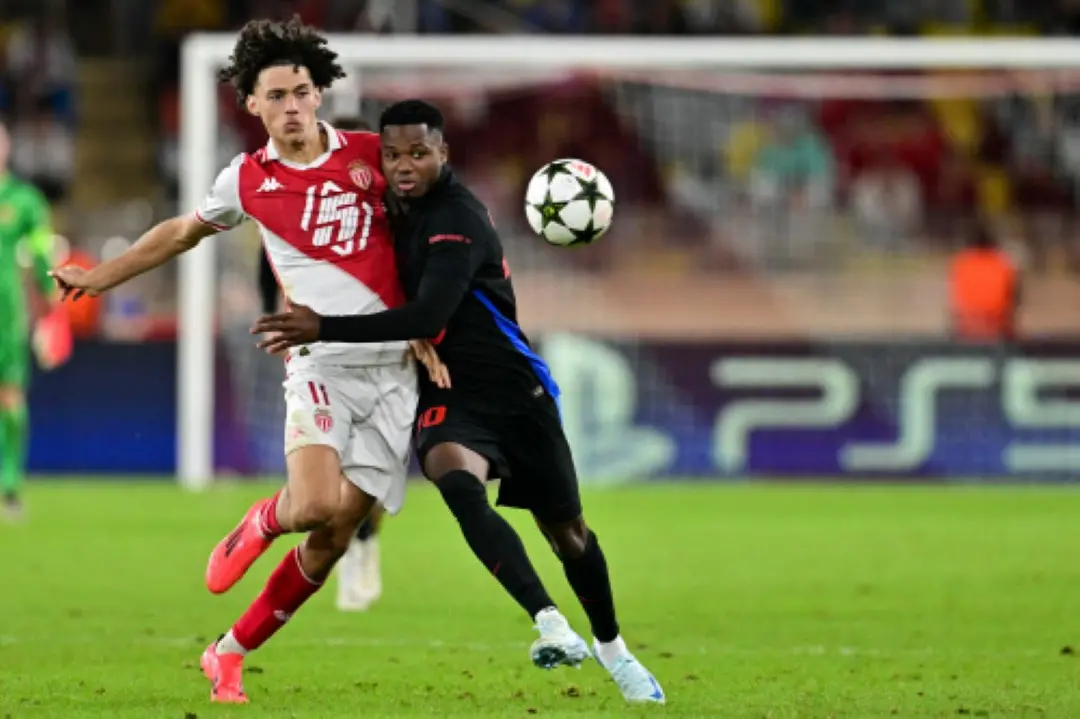 Monaco's French midfielder #11 Maghnes Akliouche fights for the ball with Barcelona's Spanish forward #10 Ansu Fati during the UEFA Champions League 1st round day 1 football match between AS Monaco and FC Barcelona. | Photo: AFP