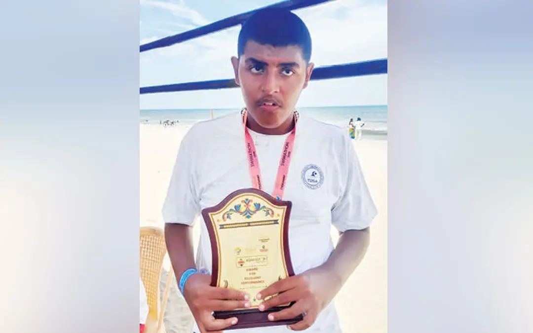 Abhinav Arakkal holding his prize from the marathon competition in Puducherry