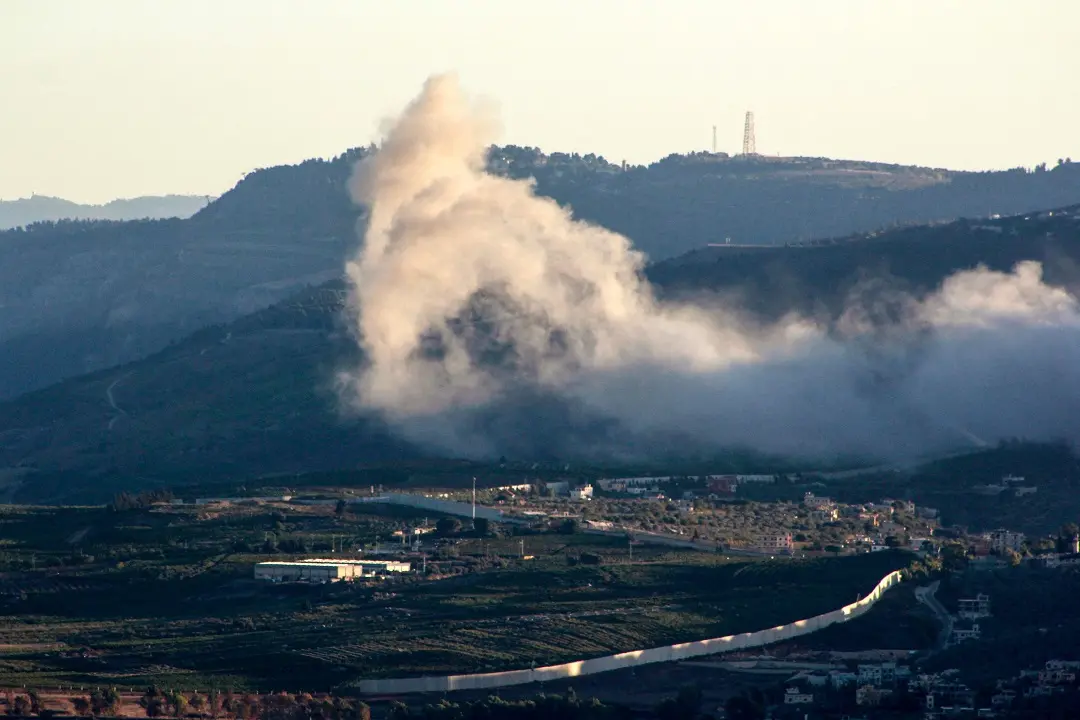 Smoke billows from the site of an Israeli strike that targeted the southern Lebanese village of kfar Kila near the border with Israel | Photo: AFP