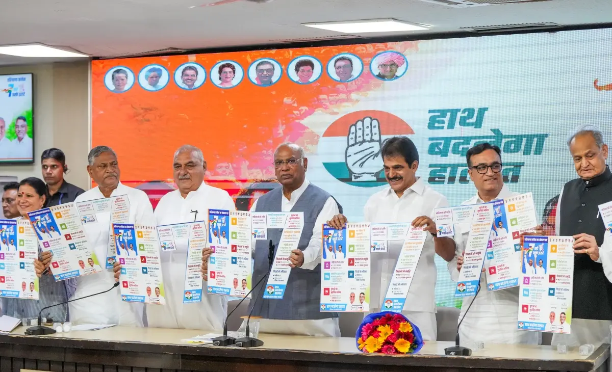 Congress President Mallikarjun Kharge and party leaders KC Venugopal, Bhupinder Singh Hooda, Ashok Gehlot, Ajay Maken and others during the announcement of guarantees for the upcoming Haryana Assembly elections | Photo: PTI