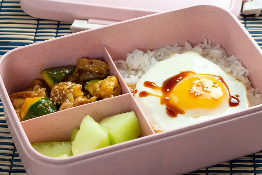 Essential tips on packing nutritious and balanced school lunches for your child