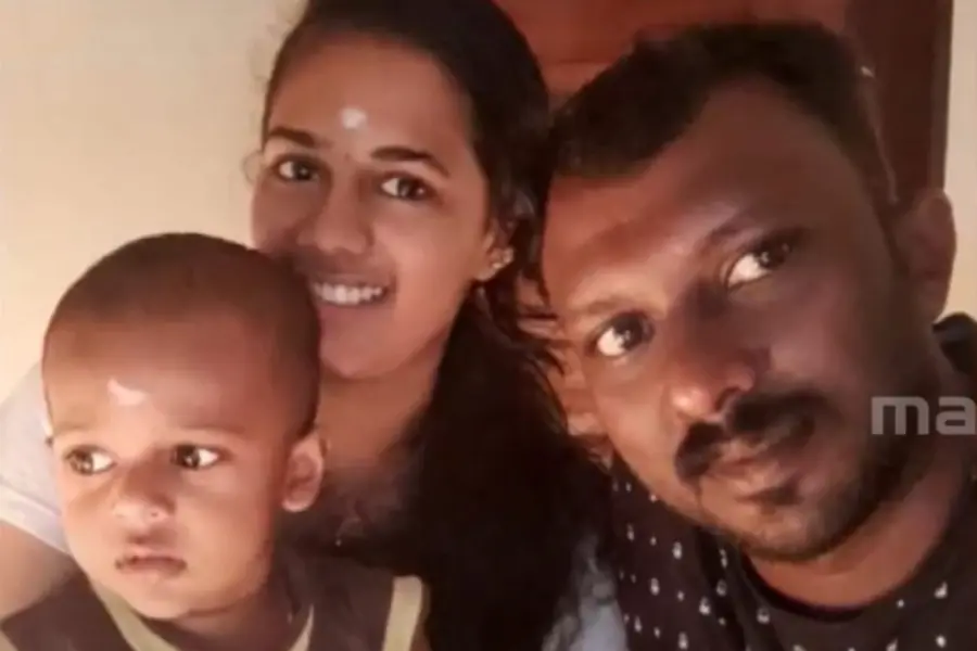 ടിപ്പർലോറി ബൈക്കിലിടിച്ചു; ഗുണ്ടല്പേട്ടിൽ മലയാളി ദമ്പതിമാര്ക്കും മകനും ദാരുണാന്ത്യം