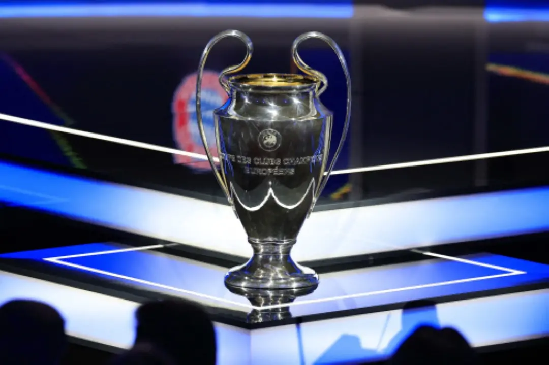 This photograph shows the UEFA Champions League trophy during the draw for the group stage of the 2024-2025 UEFA Champions League football tournament, at the Grimaldi Forum in Monaco. | Photo: AFP