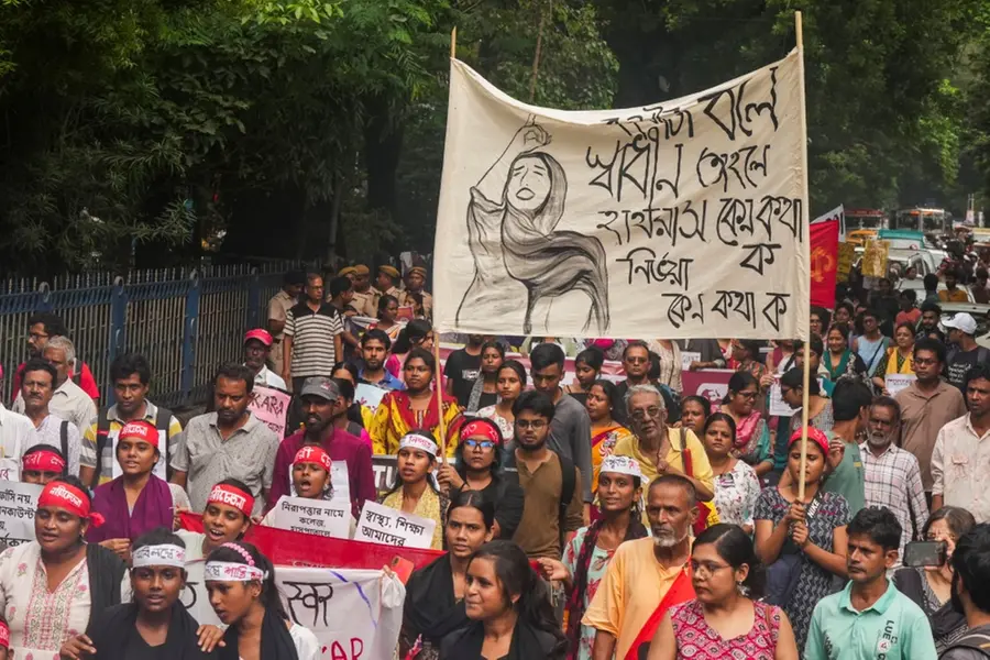 'Nabanna Abhijan' Rally: Civic workers grease gates of Fort William to stop protestors