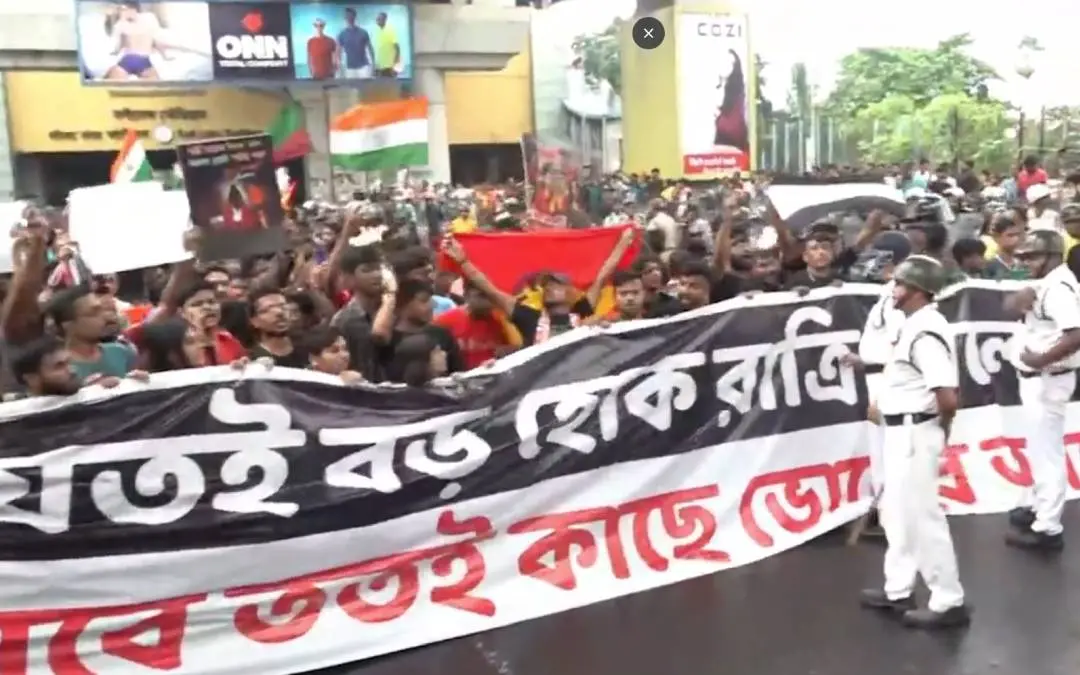 Protest by supporters of East Bengal and Mohun Bagan football clubs at Salt Lake Stadium | Photo: Screen grab/ X: PTI