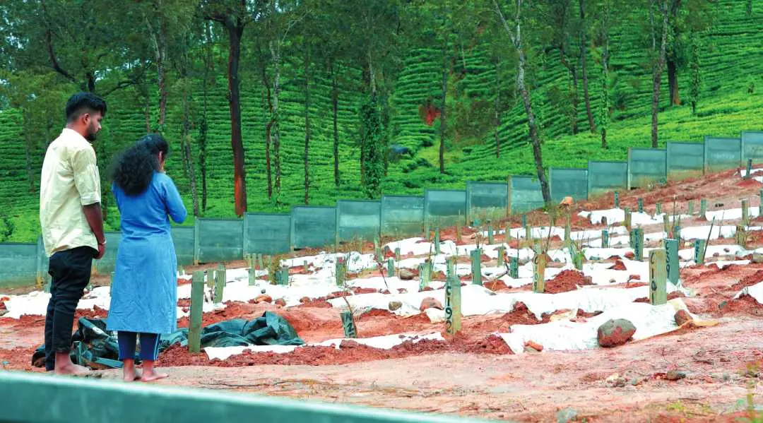 • ശ്രുതിയുടെ അമ്മയുടെ മൃതദേഹം സംസ്കരിച്ച പുത്തുമലയിൽ ശ്രുതിയും ജെൻസണും പ്രാർഥനയ്ക്കായി എത്തിയപ്പോൾ