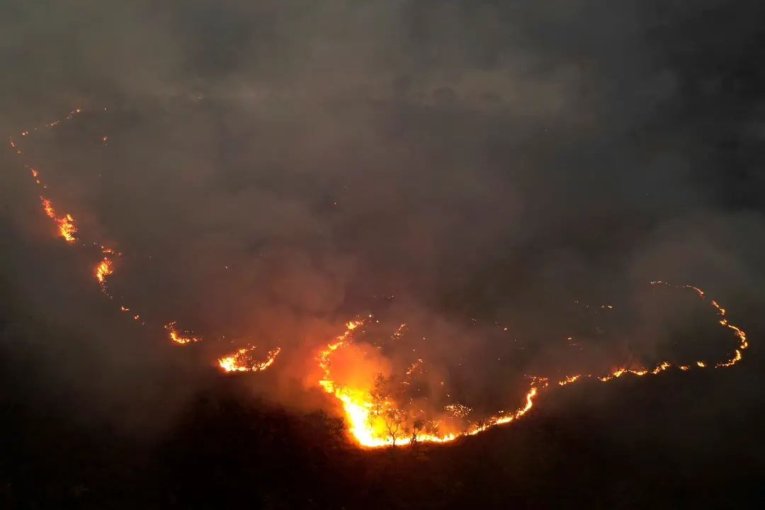 Fires spread through the environmental protection area of Pouso Alto, in Chapada dos Veadeiros National Park in Colinas do Sul, Brazil | Photo: AP